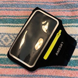 *Sold on Merc* Running arm phone band - black